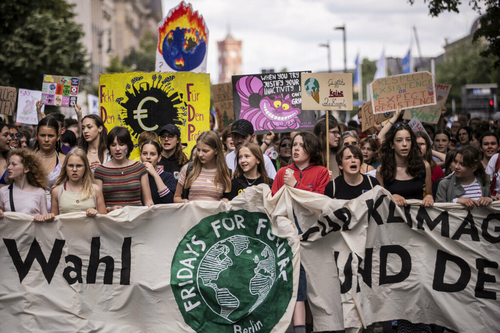 Imagem da frente da marcha pelo clima em Belém