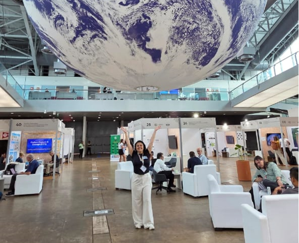 Dra. Francyne sob o globo terrestre na COP 15