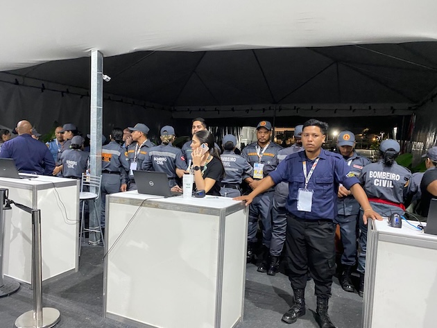 Agentes de segurança formam um escudo humano na saída do local da COP30 durante o confronto violento com manifestantes que ocorreu na entrada principal. Crédito: Farhana Haque Rahman/IPS