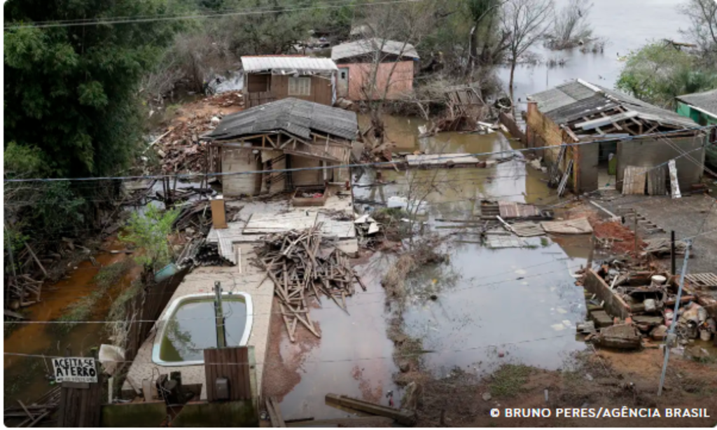 Imagem de uma casa derrubada por conta da crise climática