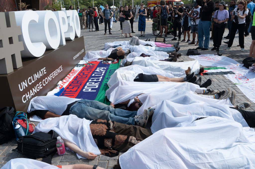 Manifestantes protestam na COP30 contra o desaparecimento de defensores do meio ambiente no México