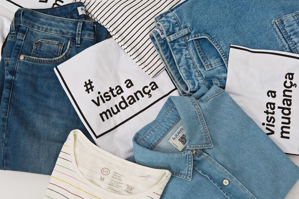 imagem de roupas novas dobradas com a inscrição 