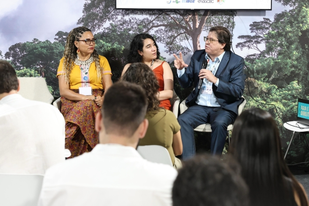 Diretor do BNB fazendo anuncio de financiamento