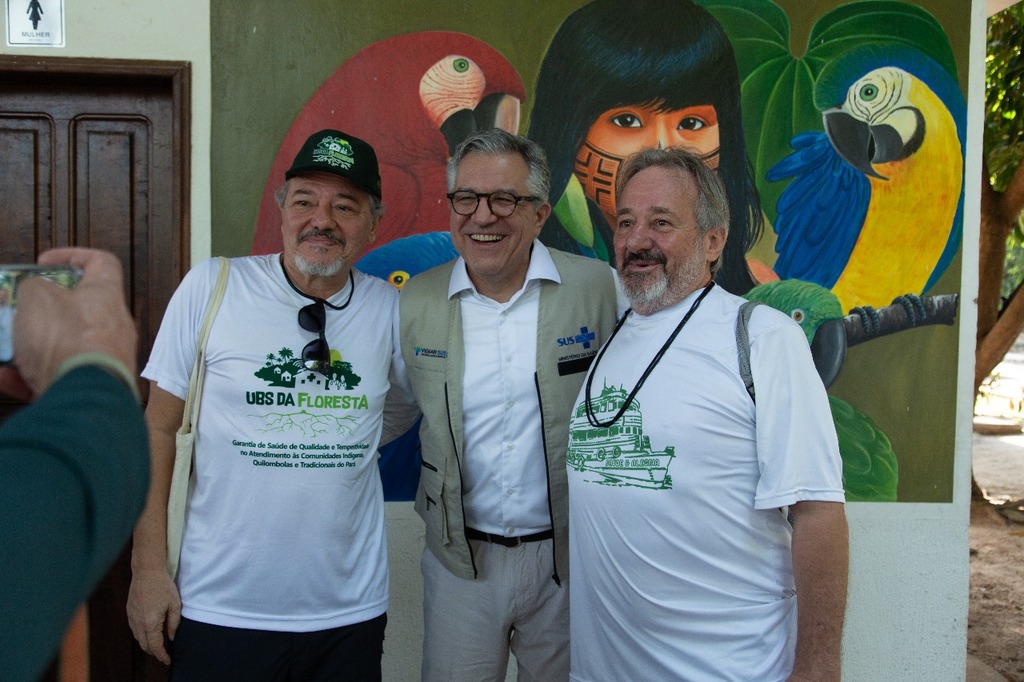 Equipe da ONG Saúde  e Alegria e o ministro Alexandre Padilha próximos à nova UBS da Amazônia