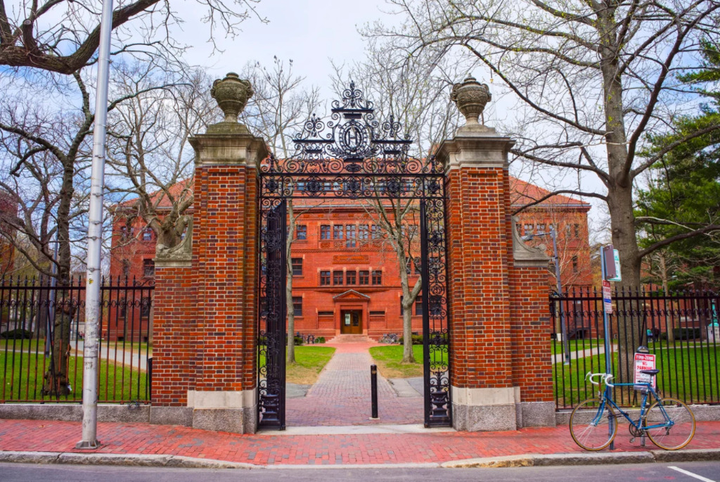 Uma das entradas da Universidade de Cambridge