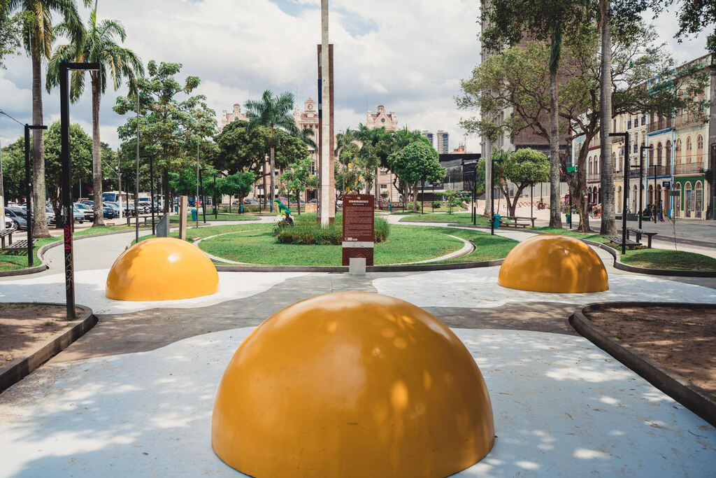 Imagem de algus ovos fritos grandes estilizados em calçadas de Belém
