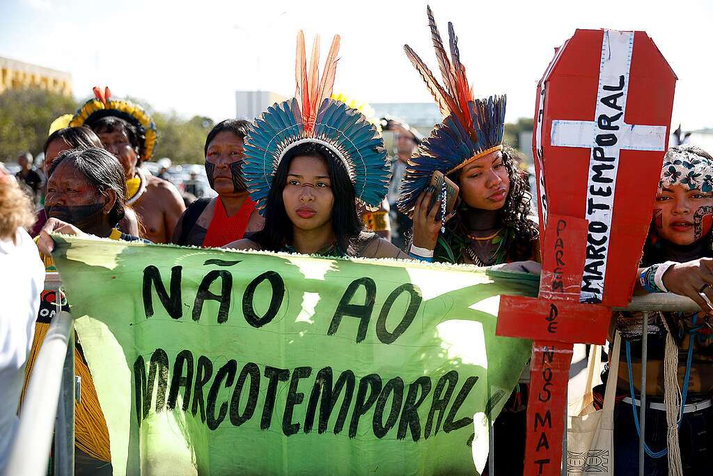 Indígenas protestando contra o Marco Temporal