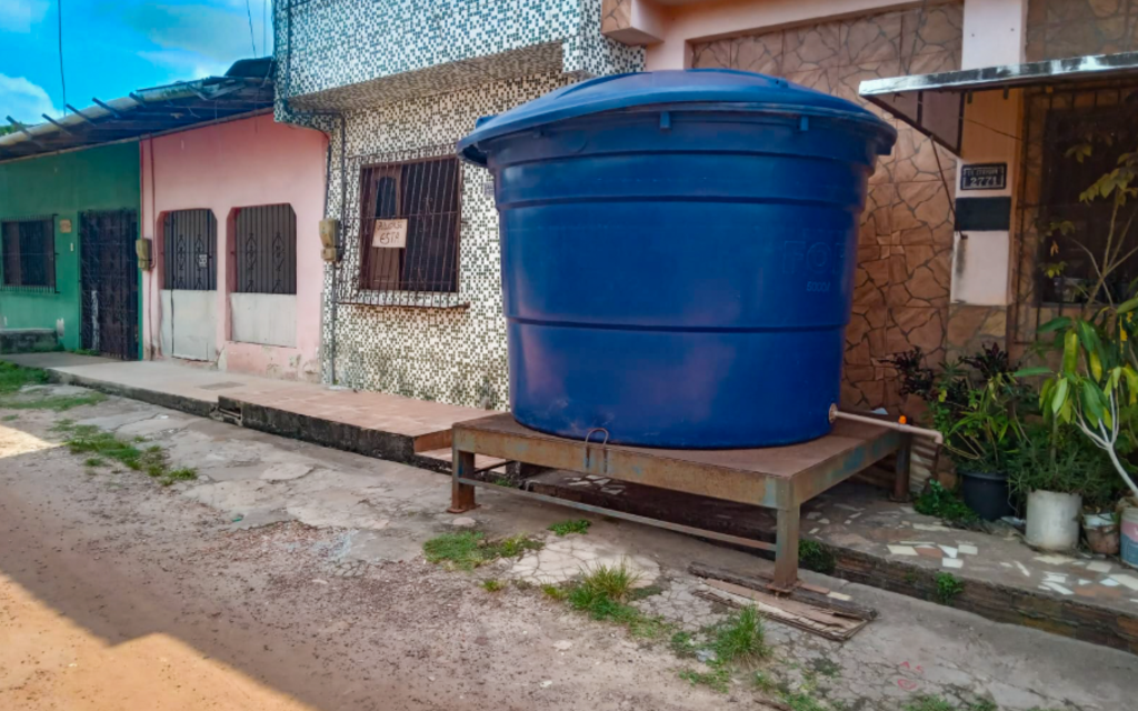 Caixa d'água em um bairro de Belém