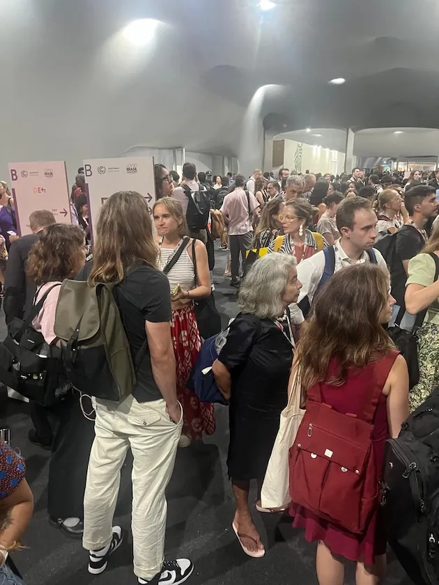 Delegados dentro do local da COP30 enquanto a segurança fechava o espaço após manifestantes invadirem a entrada. Crédito: Cecilia Russell/IPS