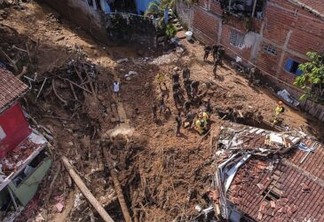 Aerial view showing rescuers in the destruction path left by a landslide after torrential rain in the Barra do Sahy district in Sao Sebastiao, Sao Paulo State, Brazil, on February 21, 2023. - Rescuers in southeastern Brazil scramble on February 22 to find survivors among dozens of people still missing after record rainfalls caused flooding and mudslides that killed at least 48 people over the weekend. Some 680 millimeters (26 inches) of rain -- more than double the expected monthly amount -- fell in 24 hours around the popular beach city of Sao Sebastiao, some 200 kilometres (120 miles) southeast of Sao Paulo. (Photo by Fernando MARRON / AFP)