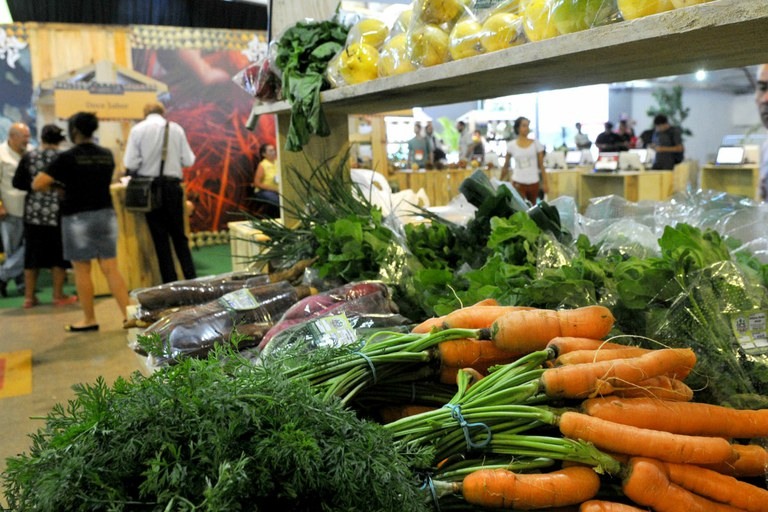  No Brasil, muitas práticas importantes de manejo têm sido usadas. Na foto, feira de agricultura familiar em Brasília. Foto: Tony Winston/ Agência Brasília/Fotos Públicas