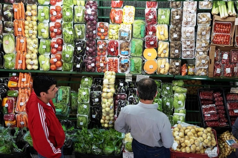 Consumidores no mercado municipal de Curitiba. Foto: Jaelson Lucas/SMCS/ Fotos Públicas