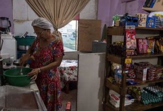 Mulher rica faz seis horas de trabalho doméstico a menos que mulher pobre, diz IBGE