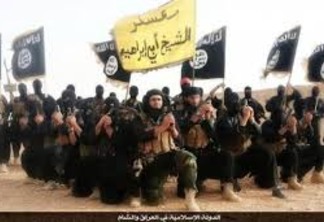 Combatentes do Estado Islâmico em um vídeo de propaganda realizado em 2013 na província iraquiana de Anbar