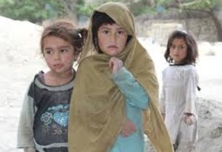 Crianças no Paquistão deixam de mendigar para ir à escola
