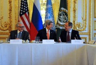 Paris – França, 13/01/ 2014 –  Secretário de Estado dos EUA John Kerry com o chanceler russo, Sergey Lavrov e Representante Especial das Nações Unidas para a Síria Lakhdar Brahimi antes de uma reunião em Paris. Foto: State Department photo/ Public Domain