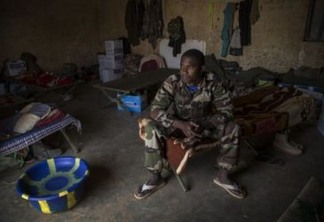 Um integrante da força de paz da ONU está pronto para começar a patrulhar no batalhão do Níger em Menaka, leste de Mali, em fevereiro de 2015. Foto: Marco Dormino/ONU