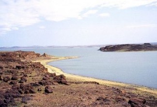 O lago Turkana é conhecido como “berço da humanidade”. A sobrevivência do povo kwegu, que vive em seu entorno, correrá risco se for concretizado o projeto da represa Gibe III. Foto: CC-BU-As-3.0 via Wikimedia Commons