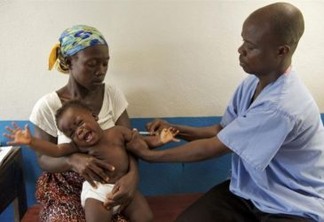 Um bebê recebe a vacina contra o sarampo dada pelo vacinador Joseph Kamara, na clinica comunitária de Tagweh, na Libéria. Foto: Unicef