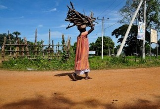 Mesmo em tempos de paz, as mulheres do Sri Lanka carregam o peso de buscar trabalho e cuidar de suas famílias. Foto: Adithya Atlles/IPS
