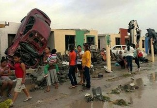 Moradores observam estragos provocados pela passagem de um tornado na Ciudad Acuña, Norte do MéxicoRicardo Romero/EPA/Agência Lusa