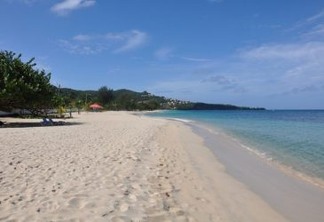 A elevação do nível do mar apresenta um problema para as economias caribenhas dependentes do turismo, cujas praias são a principal atração turística. Foto: Desmond Brown/IPS