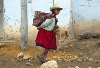 Moradora de Combayo, no Peru. A participação da cidadania é fundamental para que o país realize seus ambiciosos planos de ação climática. Foto: Cortesia La República/IPS
