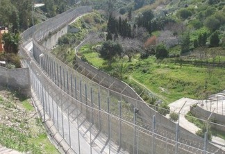 O radar funciona em silêncio e sem cessar em cima do monte Hacho, em Ceuta, para identificar os imigrantes que tentam entrar no enclave espanhol. Foto: Andrea Petrachin/IPS