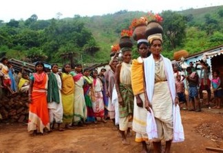 Sacerdotisas da comunidade tribal de dongria kondh, na Índia, realizam um elaborado ritual antes de irem em busca de sementes de milho. Foto: Manipadma Jena/IPS