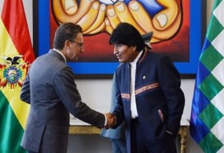 O presidente da Bolívia, Evo Morales (direita), cumprimenta o representante da UNODC, Antonino De Leo, na apresentação do novo Monitoramento de Cultivos de Coca. Foto: José Lirauze/ABI