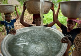 Acesso à água segura e limpa na vila Woukpokpoe, no Benin. Foto: Banco Mundial / Arne Hoel