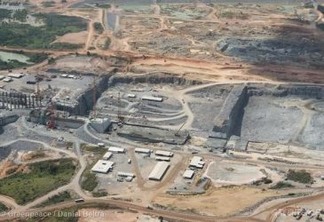 Vista aérea da construção da Usina de Belo Monte, 2013. Foto: © Daniel Beltrá / Greenpeace