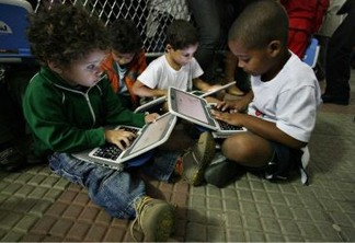 Crianças contempladas pelo programa Um Computador por Aluno. Foto: Presidencia da República/Ricardo Stuckert