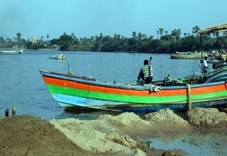 Estas barcas, que extraem areia de forma ilegal no populoso Estado de Andhra Pradesh, na Índia, se tornaram raridade depois que vários grupos de mulheres assumiram a gestão da atividade, em 2014. Foto: Stella Paul/IPS