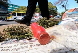 Para os parlamentares, o projeto contribuirá para educar a população com relação ao correto descarte dos resíduos sólidos. Foto: Edilson Rodrigues/Agência Senado