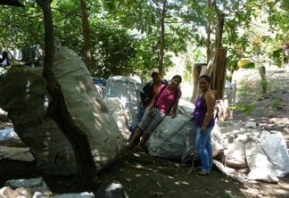 Moradoras da comunidade de Balgüe, no município de Altagracia, participam da coleta e classificação de resíduos doados à Associação de Mulheres Recicladoras de Altagracia, na ilha de Ometepe, na Nicarágua. Foto: Karin Paladino/IPS