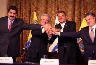 Da esquerda para a direita: os presidentes Nicolás Maduro (Venezuela), Tabaré Vázquez (Uruguai), Rafael Correa (Equador) e Juan Manuel Santos (Colômbia), unem suas mãos ao final da reunião realizada em Quito, no dia 21, em um primeiro passo para superar a crise do fechamento da fronteira colombo-venezuelana pelo governo de Caracas. Foto: Presidência do Equador