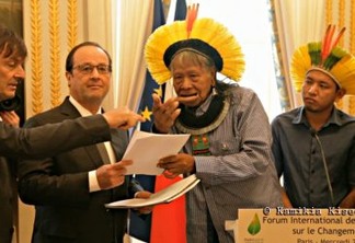 Raoni entrega carta ao presidente francês. Foto: @kamikia Kisedje/ ISA