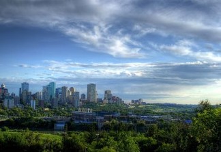O equilíbrio entre áreas verdes e construídas precisa ser um dos elementos fundamentais nas cidades. Na foto, Edmonton, Canadá. Foto: Pixabay/tpsdave (cc)