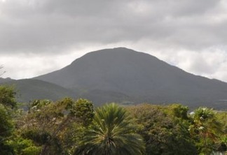O monte Neves fica no centro da ilha vulcânica de mesmo nome, que tem grandes reservas de energia geotérmica. Foto: Desmond Brown/IPS