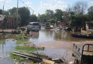 Uma das muitas ruas de Bañado Norte que ainda permaneciam inundadas e intransitáveis em março de 2016, semanas depois da cheia do rio Paraguai, na capital paraguaia, que obrigou cerca de 14 mil pessoas a deixarem suas pobres moradias. Foto: Mario Osava/IPS