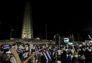 Centenas de milhares de cubanos participaram, na noite do dia 29, na Praça da Revolução, em Havana, do grande ato oficial das honras fúnebres em homenagem a Fidel Castro, com participação de governantes de países de todos os continentes. Foto: Jorge Luis Baños/IPS
