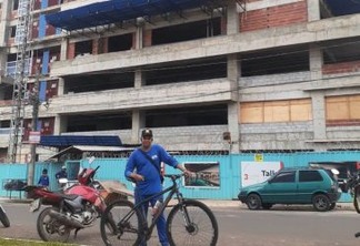 Trabalhadores constroem bicicletário com sobras de construção