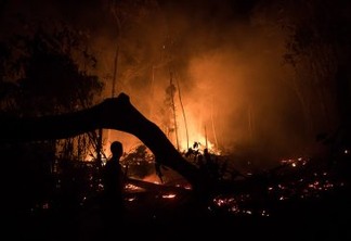 Uma queimda de grande porte em area de desmatamento e vista as margens da rodovia BR230 no municipio de Apui, Amazonas. Foto: Bruno Kelly/Amazonia Real.