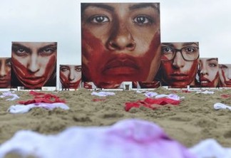 A organização Rio Paz encheu as areias de Copacabana de roupa íntima feminina da cor de sangue ou ensanguentada e de megafotografias de mulheres com o rosto também ensanguentado, representando a população feminina assassinada no Brasil. Foto: Tânia Rêgo/Agência Brasil