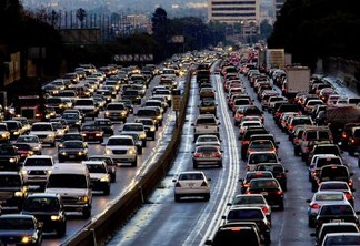 Evening traffic leaving Los Angeles on 405 freeway North at 5pm. (Photo by In Pictures Ltd./Corbis via Getty Images)