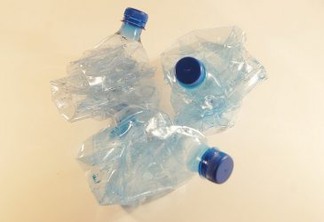 Cientistas reproduzem enzima natural que recicla plástico PET em horas