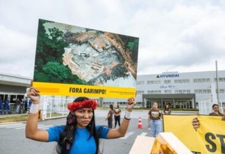Ativistas do Greenpeace Brasil e lideranças indígenas protestaram contra a Hyundai pelo uso de máquinas da empresa em garimpos ilegais. Foto: Tuane Fernandes/Greenpeace Brasil