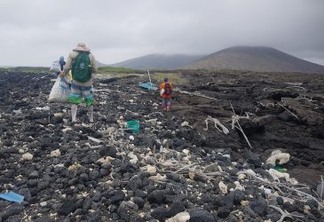 Galápagos enfrenta maré de lixo plástico que inunda os oceanos