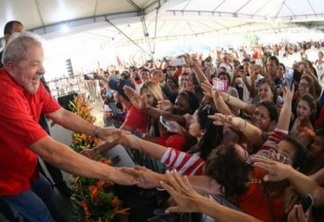 O ex-presidente Luiz Inácio Lula da Silva saúda um grupo de simpatizantes, em um ato no mês de julho, em Juazeiro, na Bahia, quando foi declarado cidadão da cidade. Foto: Ricardo Stuckert/Instituto Lula
